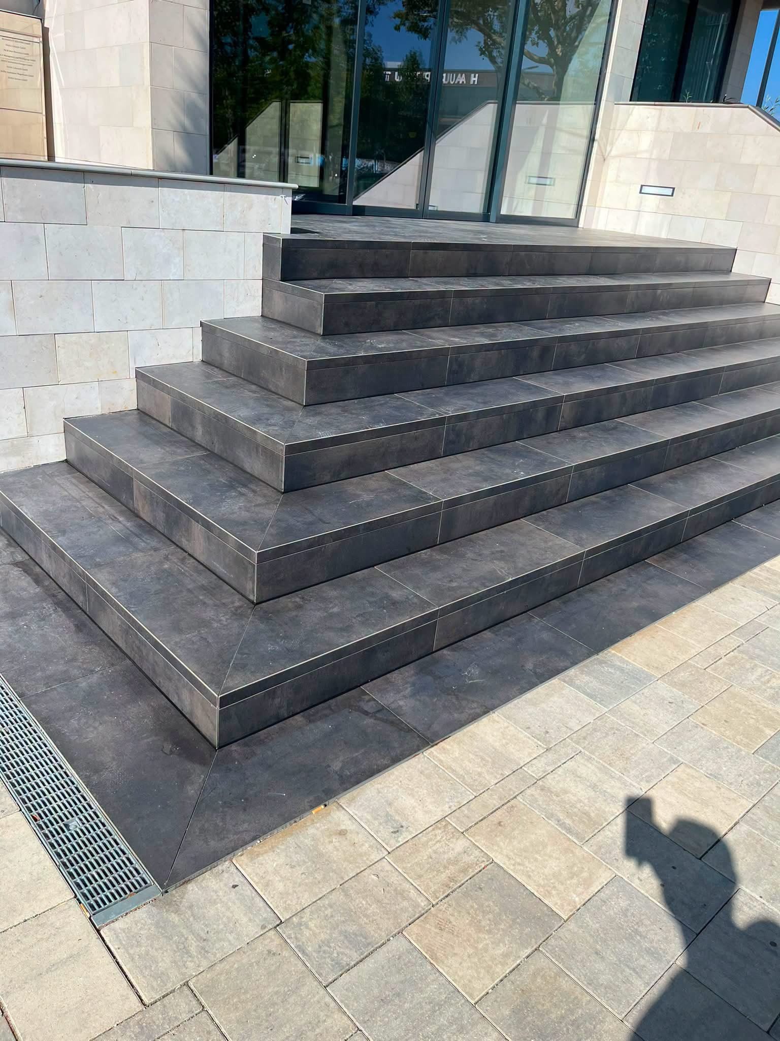 Eingangstreppe im Außenbereich Anthrazit