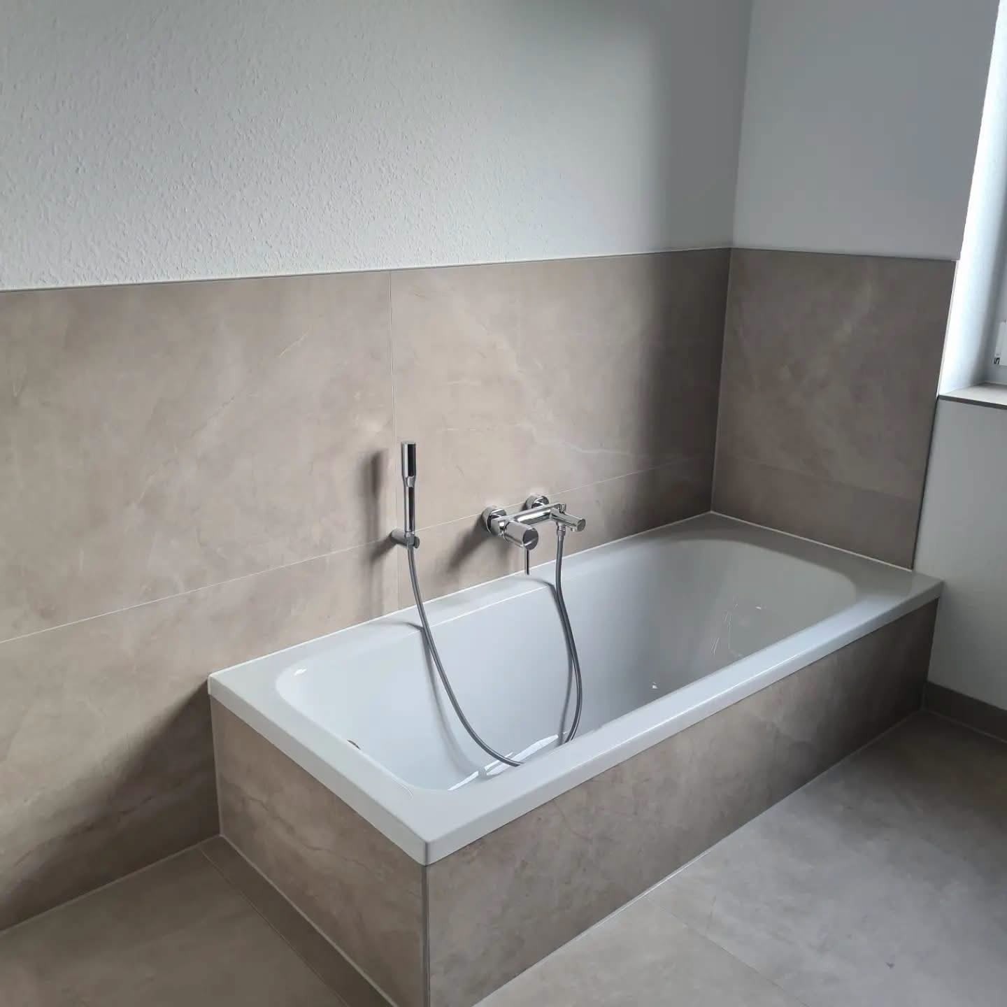 Eingebaute Badewanne in Sandsteinoptik