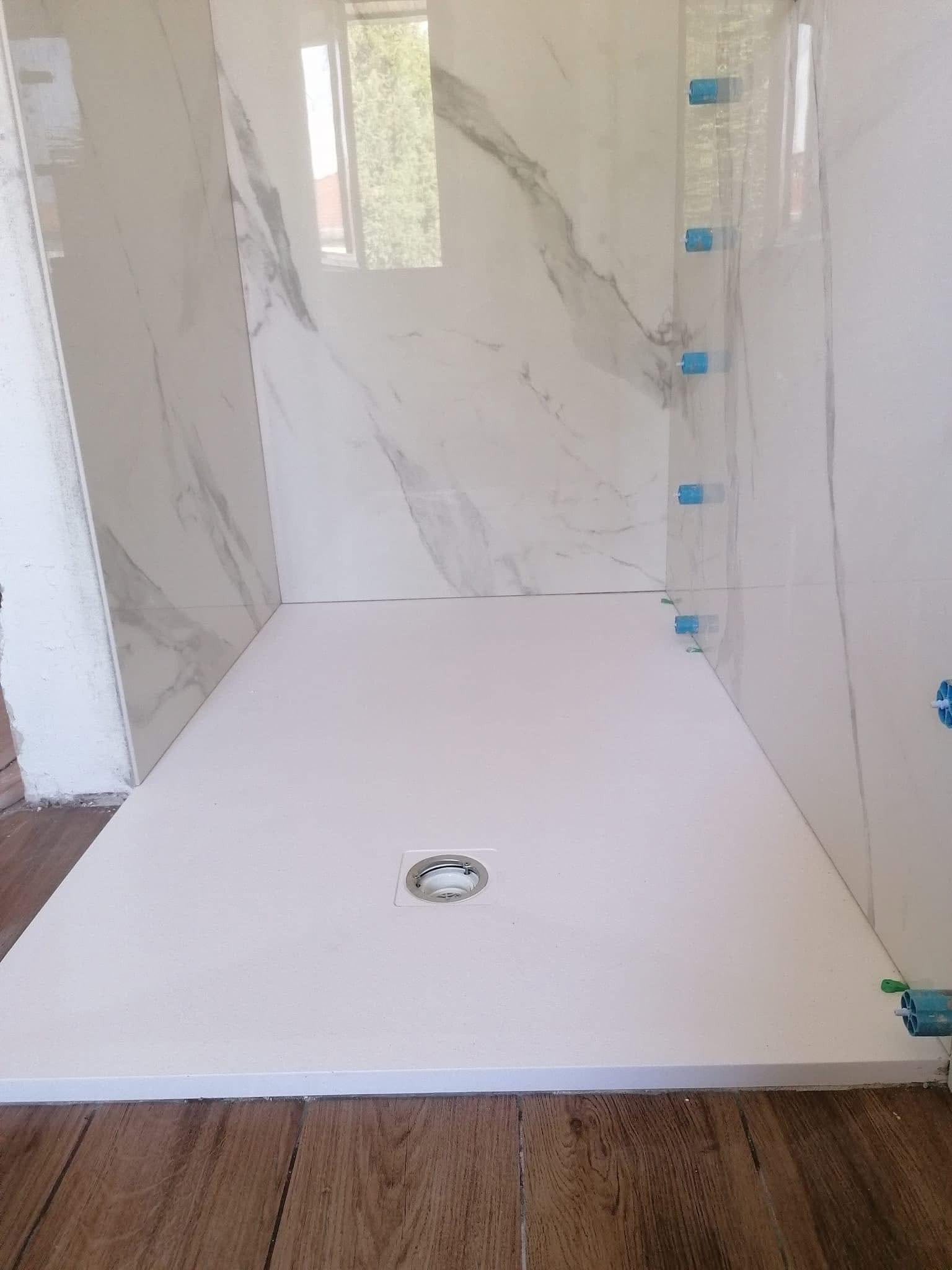 Wandmontage von Calacatta-Marmor XXL-Platten