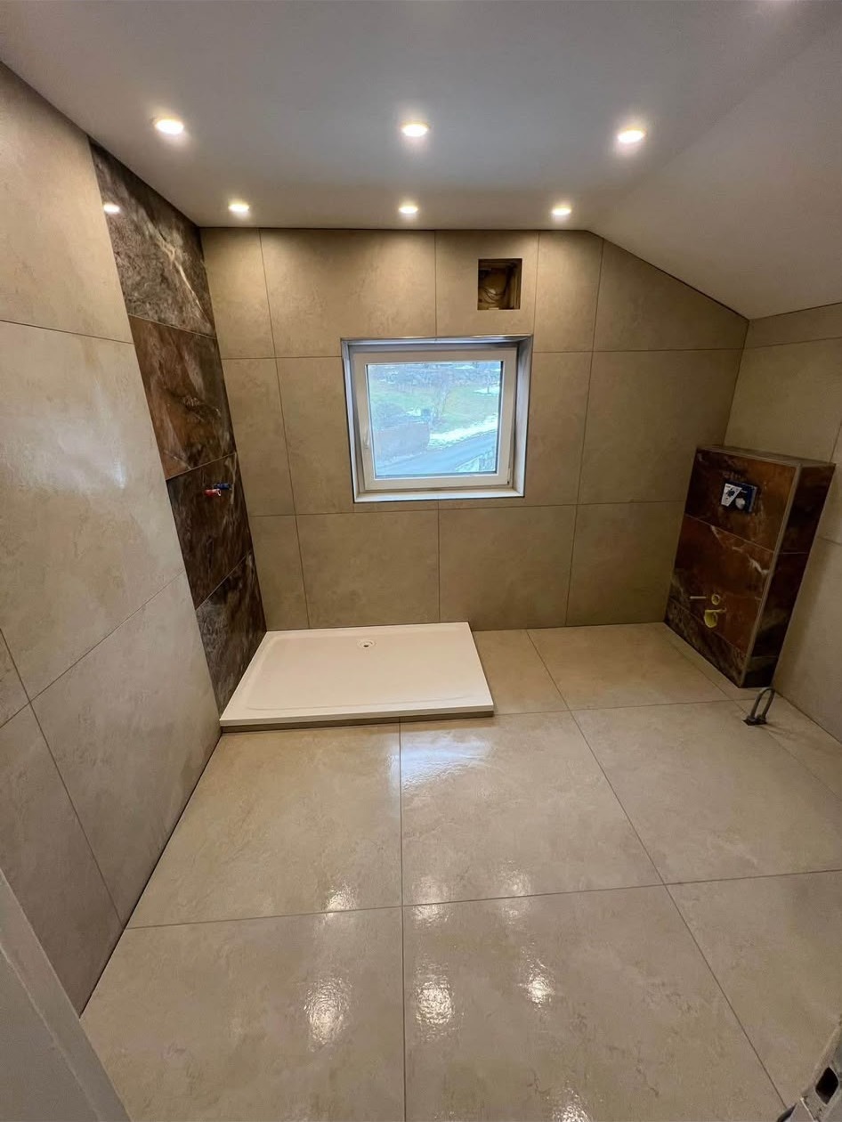 Dachgeschossbad mit Duschwanne & Marmor-Akzent