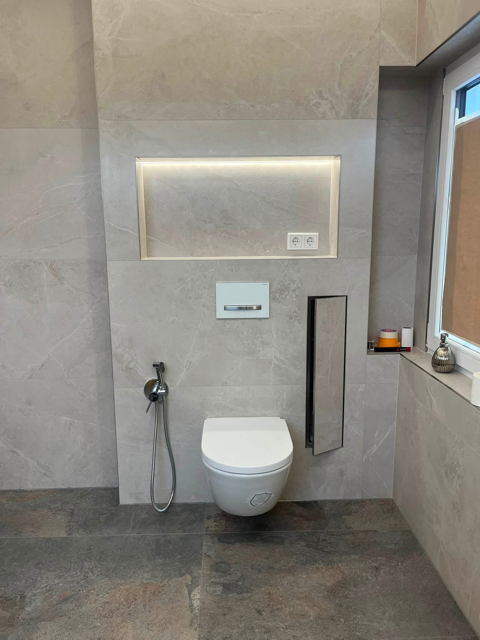 Gäste-WC mit LED-Nische & Marmoroptik
