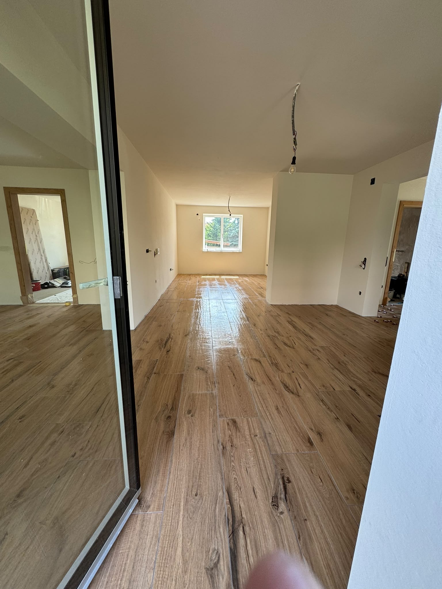 Flur- & Wohnbereich in durchgehender Holzoptik