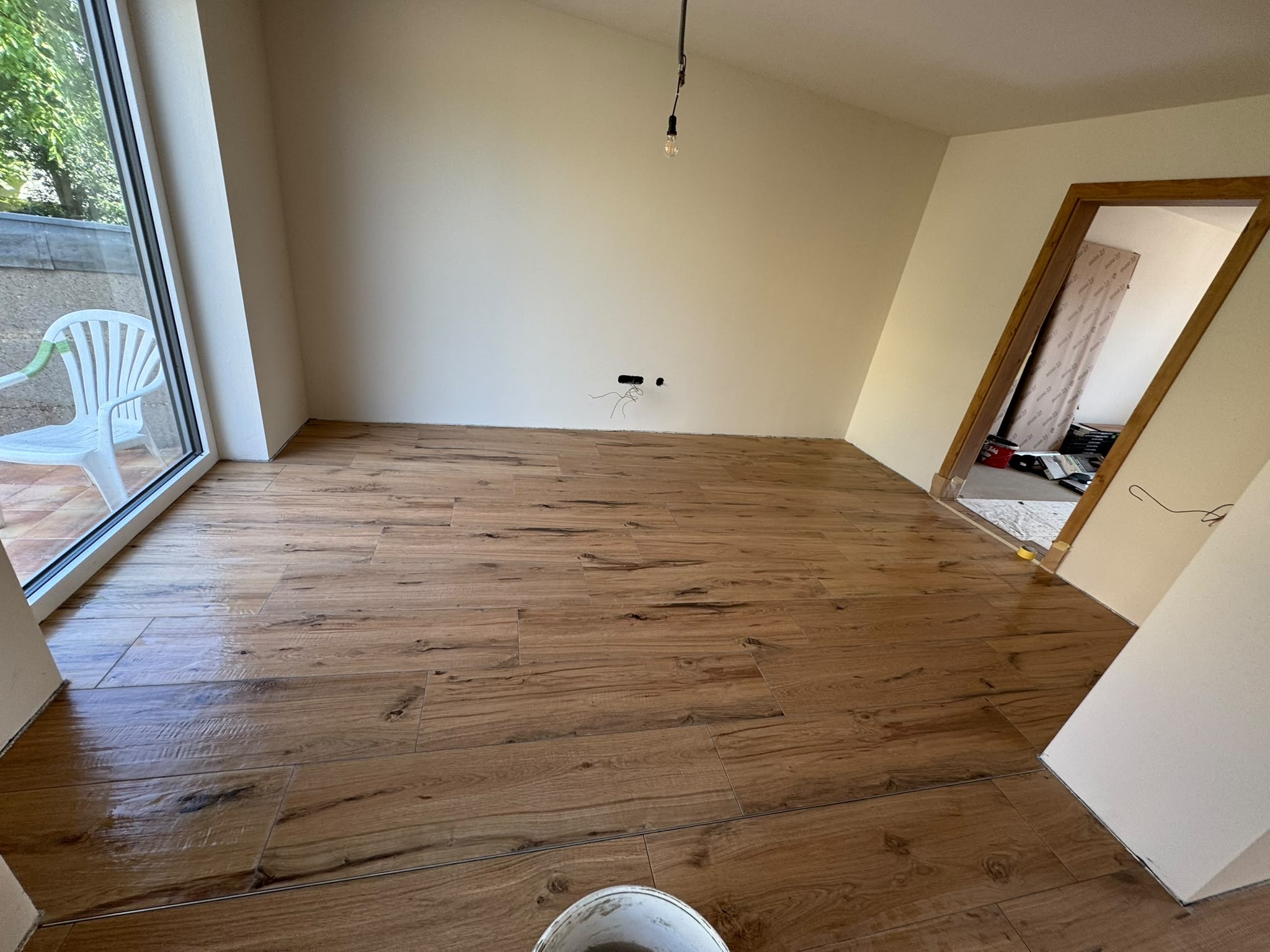 Panorama: Wohn- & Essbereich in Holzoptik-Fliesen