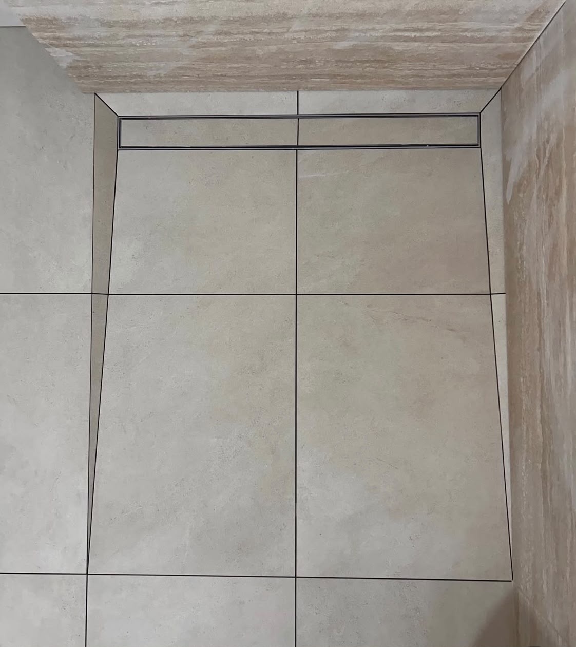 Bodenebene Dusche mit integrierter Duschrinne