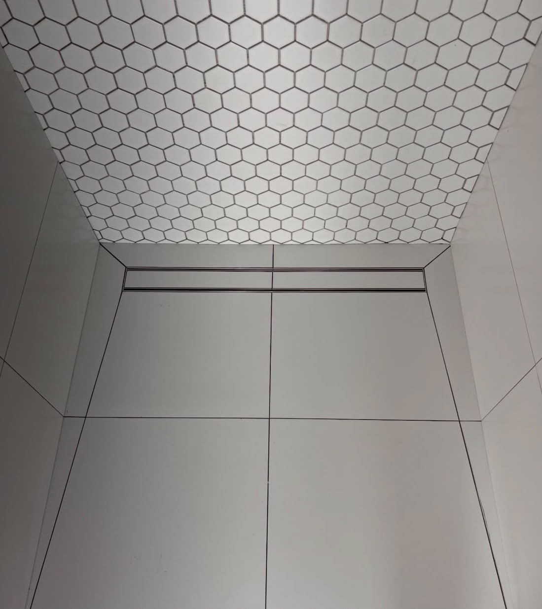 Designerdusche mit Hexagon-Decke & Duschrinne