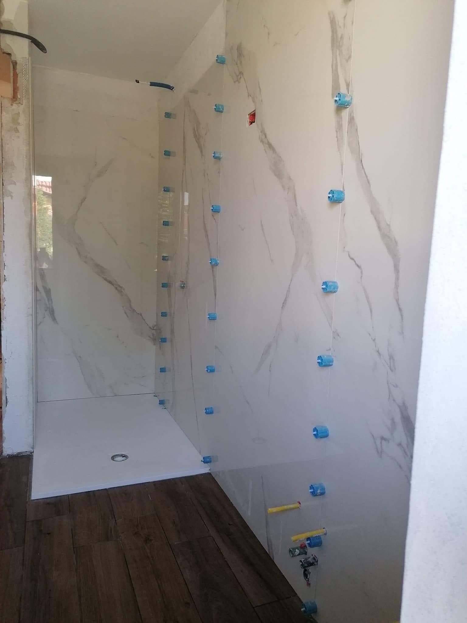 Verlegung: XXL Calacatta-Marmorplatten in der Dusche