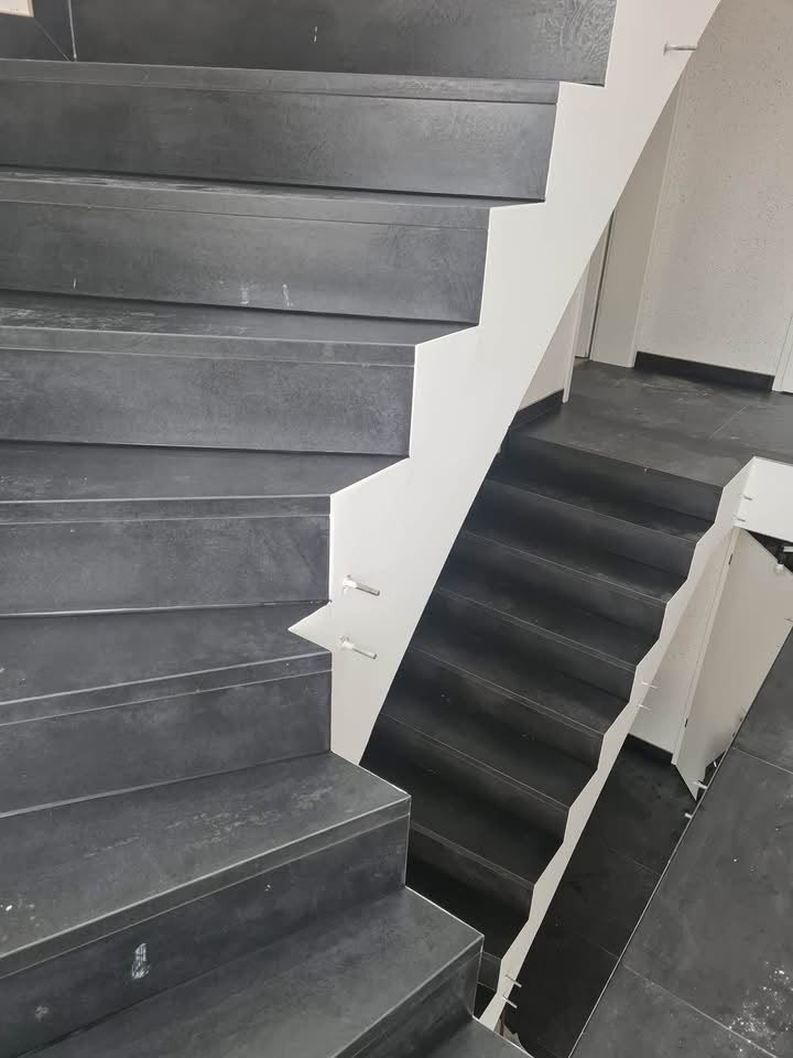 Moderne Innentreppe in Anthrazit-Schieferoptik