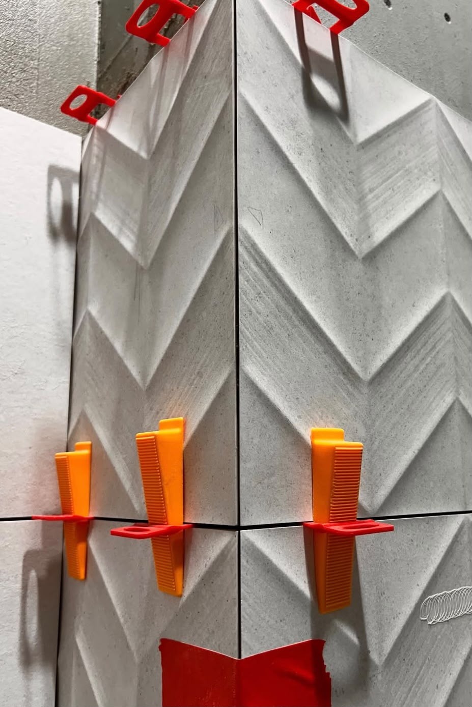 3D-Chevron-Relieffliesen an der Außenecke